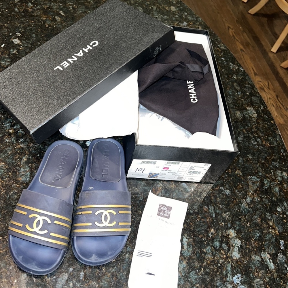 Chanel slides